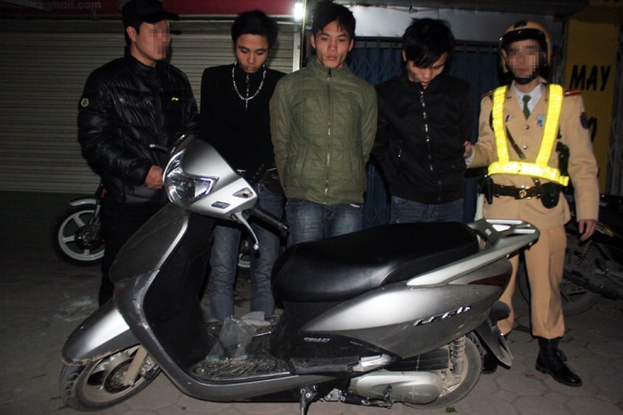 Ba đối tượng (đứng giữa) trộm chiếc xe máy Honda Lead tại thành phố Yên Bái đã bị lực lượng 141 Hà Nội tóm gọn